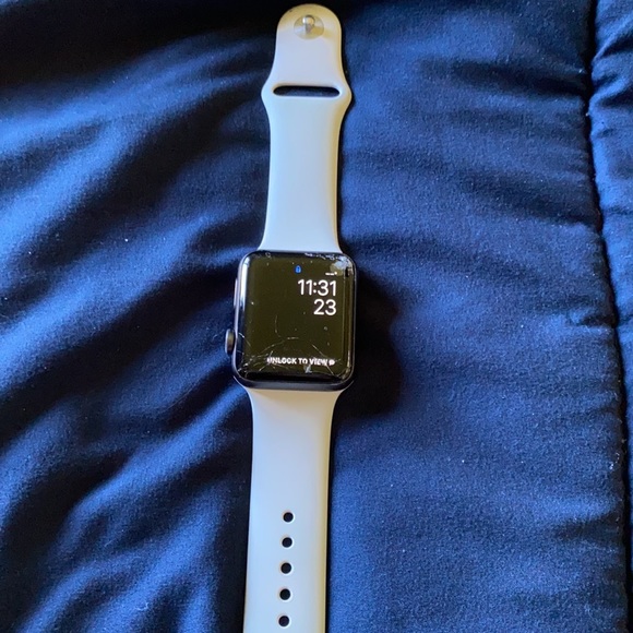Broken Apple Watch Series 3 size 42 mm - Picture 3 of 3